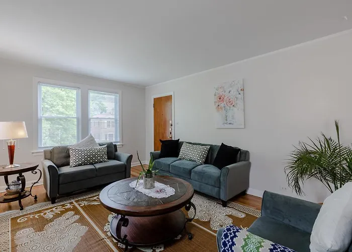 Enjoy Evanston! Slow Down After A Busy Day Sight Seeing - Walking Distance From Public Transportation Apts Apartment Evanston