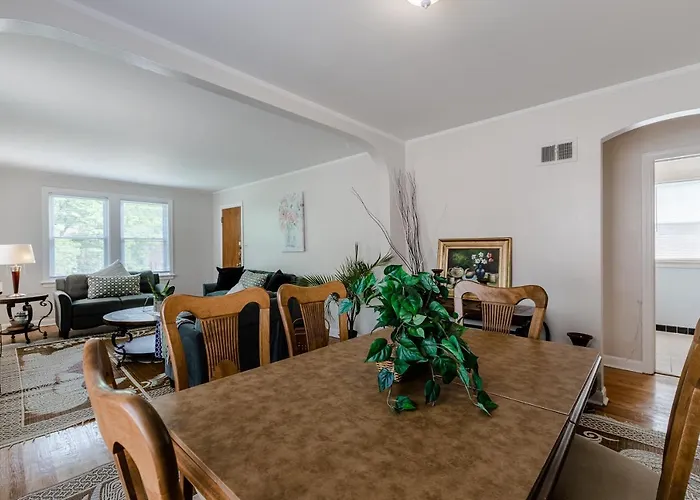 Enjoy Evanston! Slow Down After A Busy Day Sight Seeing - Walking Distance From Public Transportation Apts Apartment *