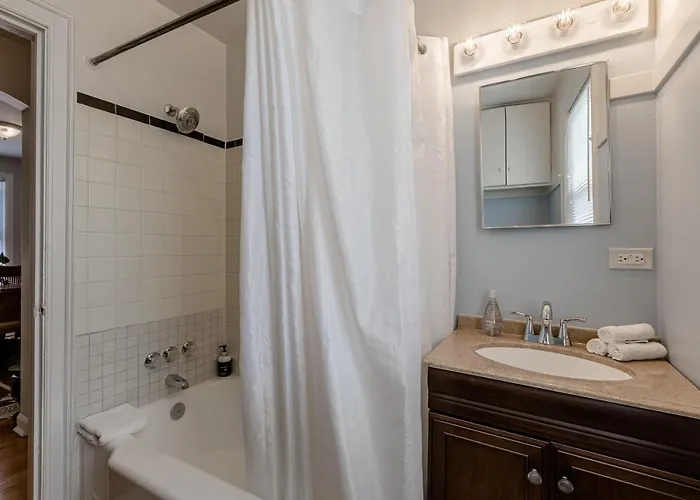 Apartment Enjoy Evanston! Slow Down After A Busy Day Sight Seeing - Walking Distance From Public Transportation Apts *