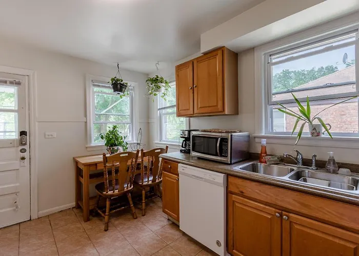 Enjoy Evanston! Slow Down After A Busy Day Sight Seeing - Walking Distance From Public Transportation Apts Evanston