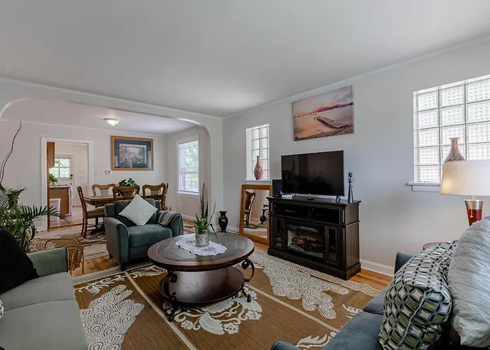 Enjoy Evanston! Slow Down After A Busy Day Sight Seeing - Walking Distance From Public Transportation Apts Apartment