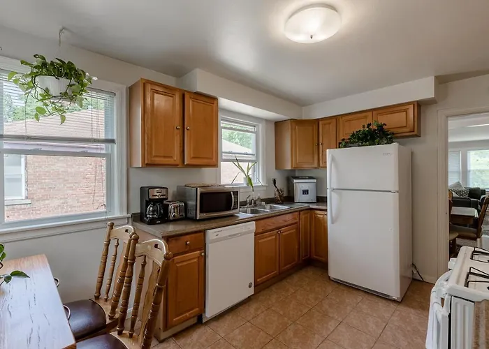 Enjoy Evanston! Slow Down After A Busy Day Sight Seeing - Walking Distance From Public Transportation Apts Apartment *
